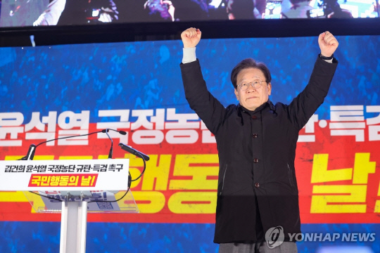 더불어민주당 이재명 대표가 지난 9일 오후 서울 숭례문 일대에서 열린 '김건희·윤석열 국정농단 규탄·특검 촉구 제2차 국민행동의 날' 장외집회에서 단상에 올라 참석자들에게 인사하고 있다. [연합뉴스]